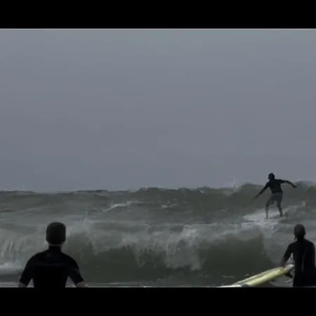 Caparica Surfhouse Homestay *